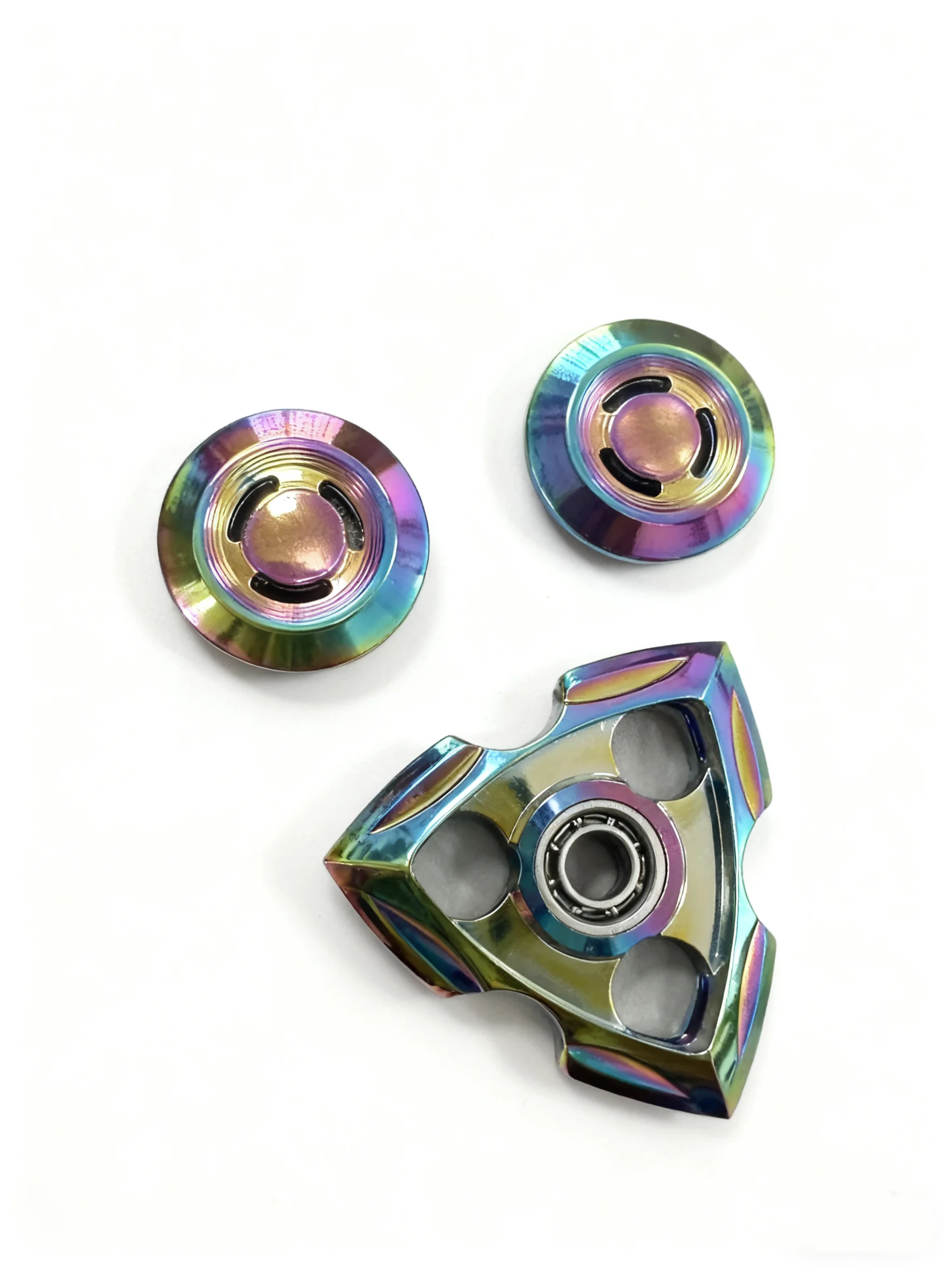 ของเล่นฟิดเจ็ตสปินเนอร์โลหะระดับพรีเมียม – ไตรสปินเนอร์สีรุ้งและสปินเนอร์สีเงินสำหรับบรรเทาความเครียด ความตื่นตระหนก และความกังวล