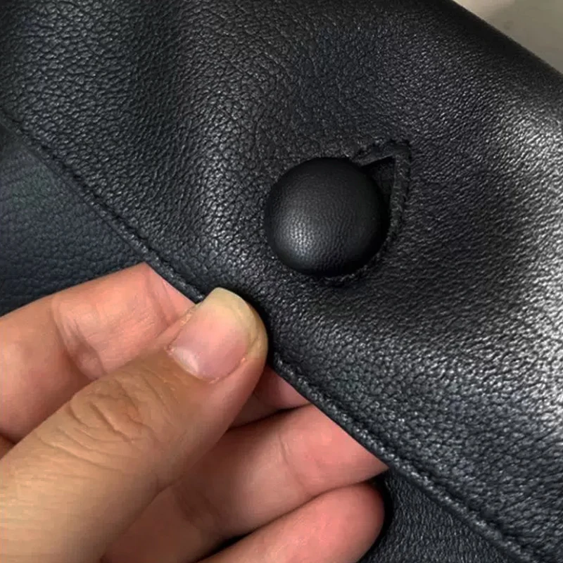 حقائب يد صغيرة من الجلد الطبيعي بأحرف أولى مخصصة للنساء، حقائب يد ومحافظ فاخرة بتصميم جديد لعام 2026، حقيبة معصم مزخرفة بأزرار من جلد البقر الطبيعي جودة عالية ًالشحن مجانا وصول الشحن السريع