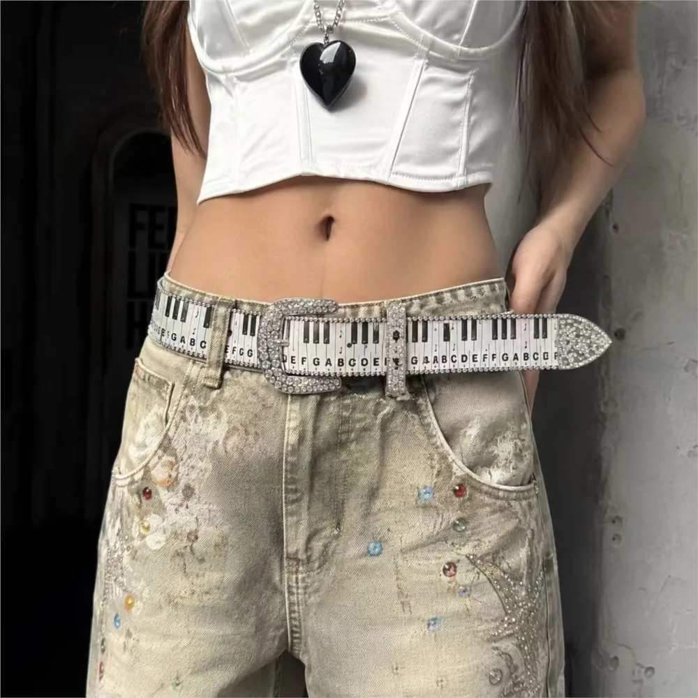cinto-de-couro-pu-com-fivela-de-strass-com-estampa-de-teclas-de-piano-painel-curvado-envolto-em-strass-padrao-de-teclado-transparente-transferido