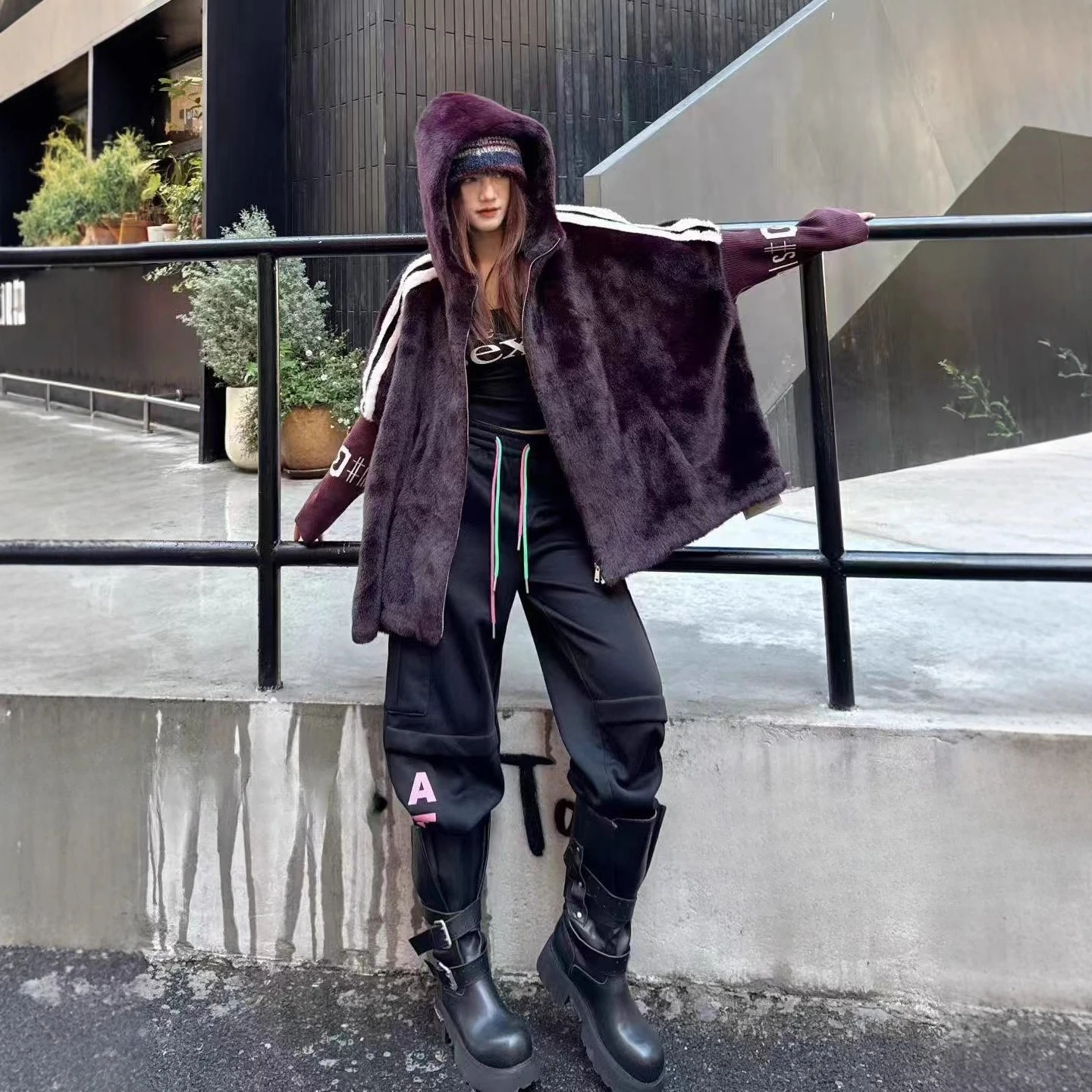 معطف فرو صناعي على الطراز الأوروبي للنساء لشتاء 2025 سترة جديدة فضفاضة على طراز الرأس بأكمام محبوكة سترة عصرية للنساء #4