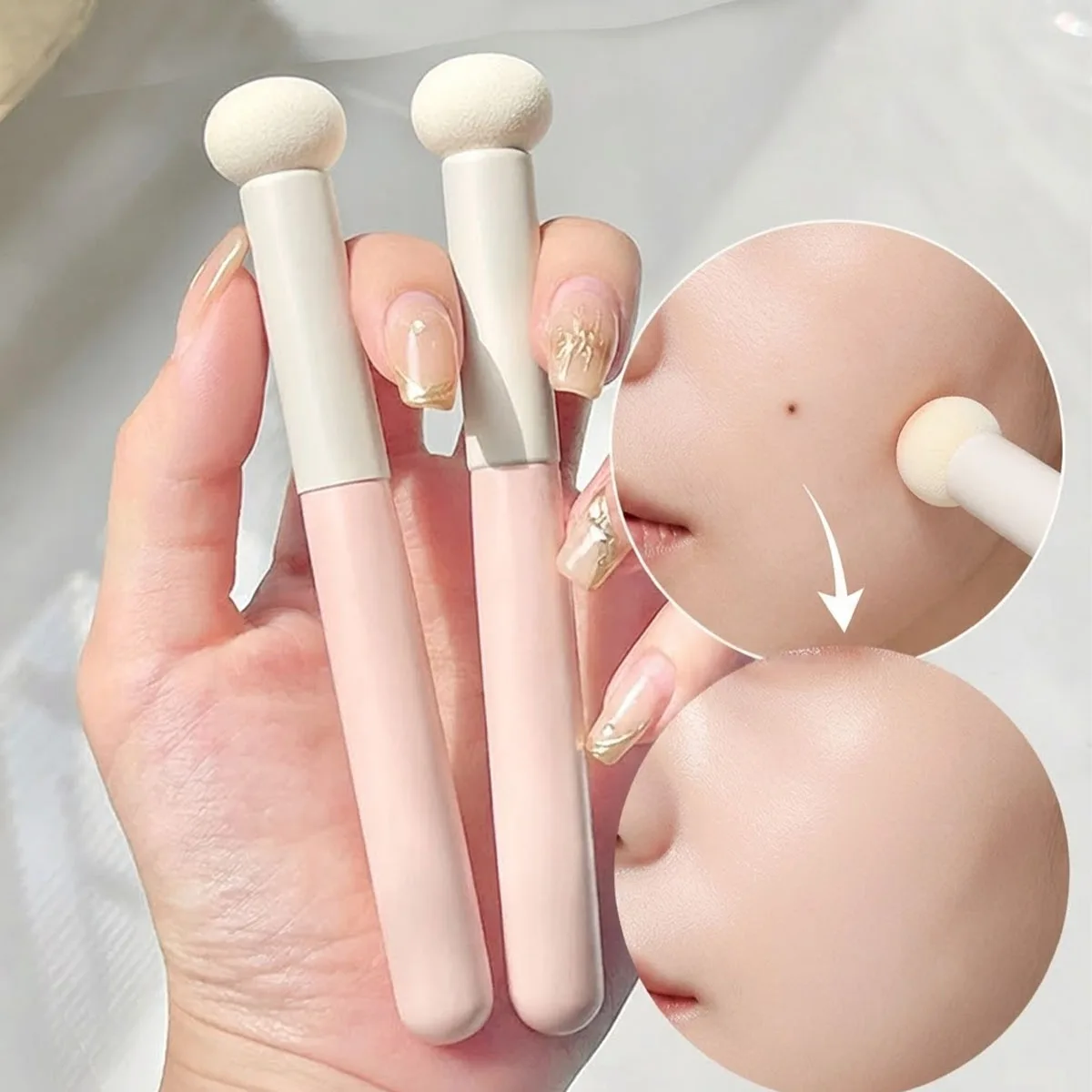 The mushroom head concealer brush has soft bristles and does not puzzle the face, and it is a mini single makeup brush