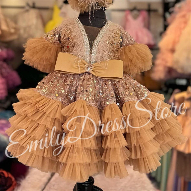 

Customized Champagne Layered Flower Girl Dress For Wedding Feather Appliques V-Neck Baby Kids Birthday First Communion Gowns