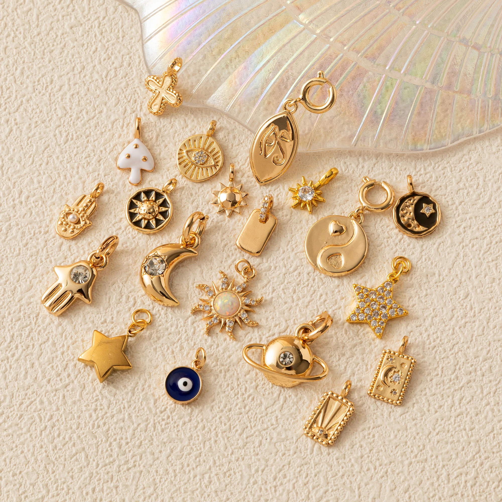 1 x klassischer Himmelselement-Anhänger mit Sternen, Mond, Sonne und anderen Himmelselemente, plattiert mit 18 Karat Gold zur Farbkonservierung – Detail 2