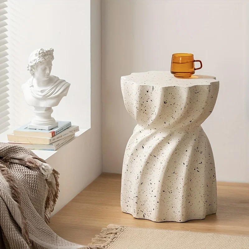 

Стильный круглый приставной столик в скандинавском стиле – современный, с кремовыми акцентами, идеально подходит для гостиной, спальни и офиса