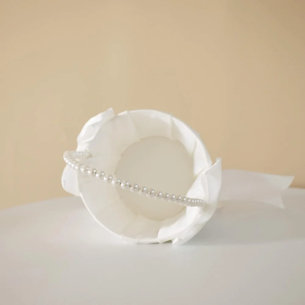Elfenbeinfarbener Satin-Blumenkorb für Blumenmädchen mit Perlenhenkel und Schleifen-Dekoration, geeignet für Hochzeitszeremonien und als Accessoire für Mädchen, die an der Hochzeit teilnehmen. – Detail 4