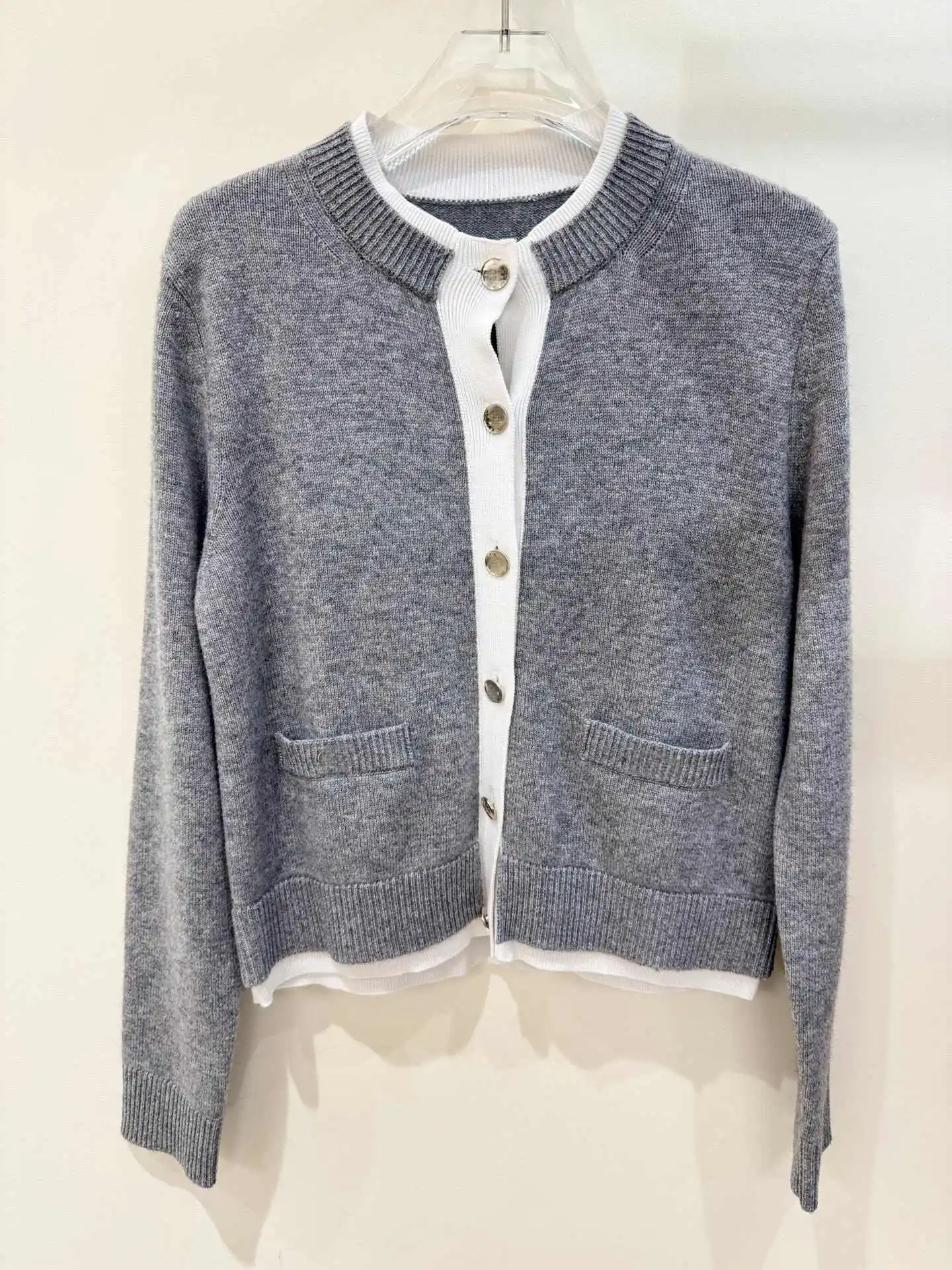 

Весна 2026: Модный женский серо-белый двухцветный кардиган с эффектом многослойности, приталенный, с открытым передом, из смесового кашемира, вязаный свитер-пальто