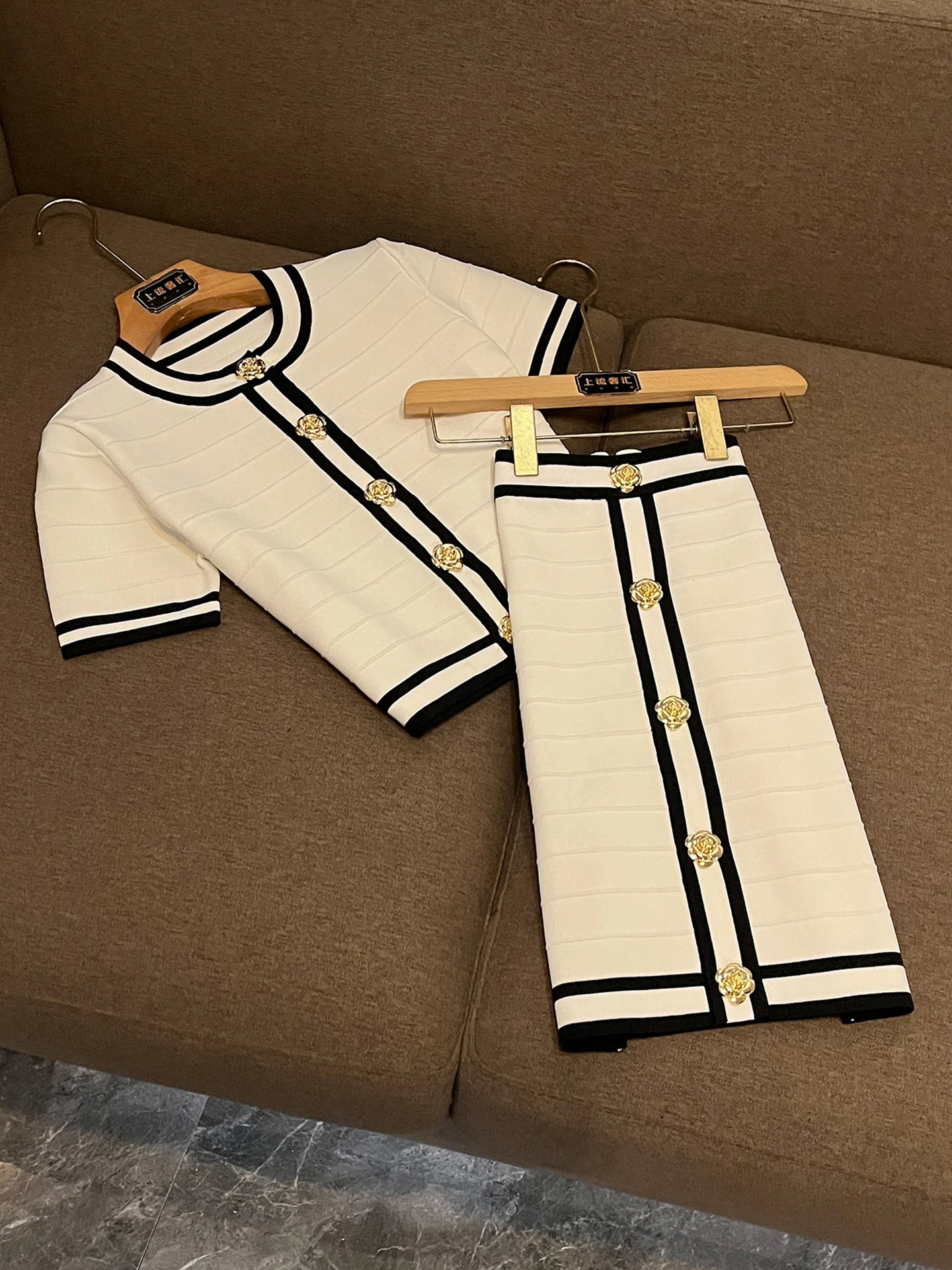 

Spring New Arrival Fashion Color Block Gold Button round Neck Short Open Cardigan Half Skirt Two Piece Set for Women