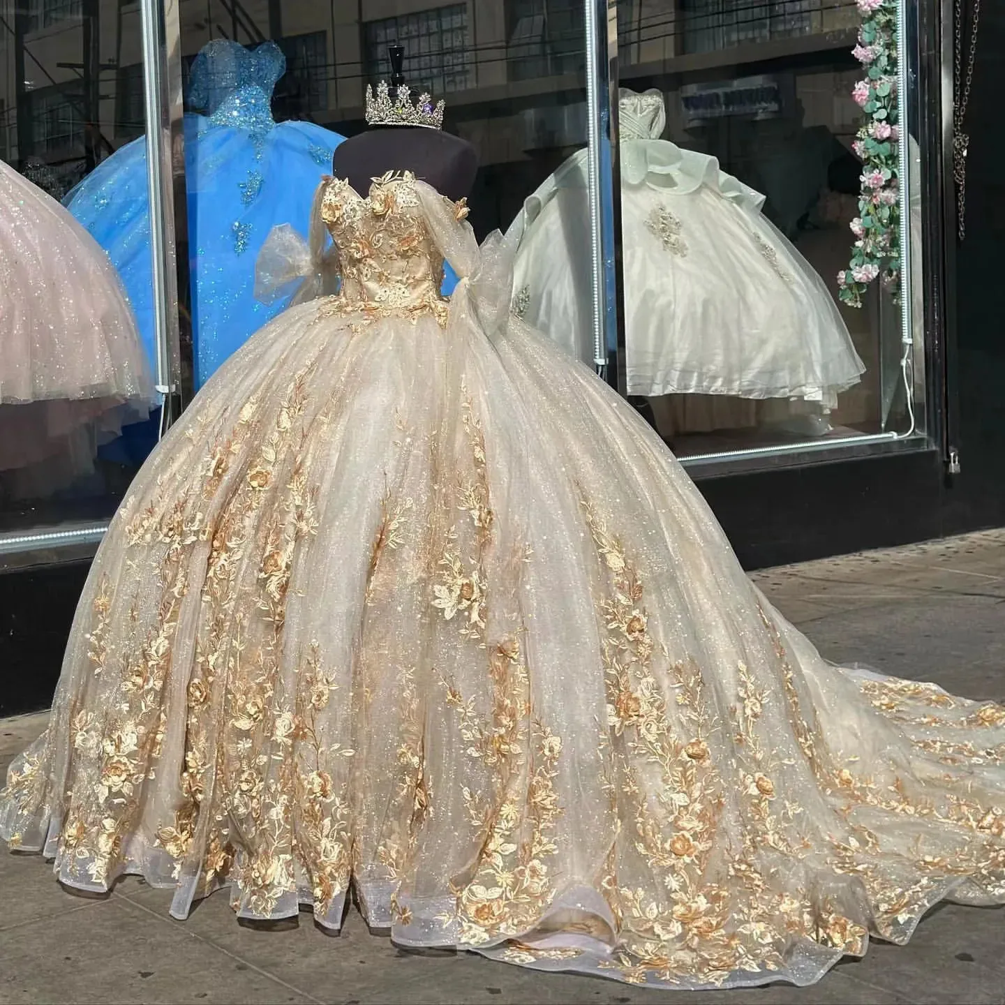 

Платье Quinceanera цвета шампанского, кружевная аппликация, открытые бретели, оборки, скользящий шлейф, сладкий 16, бал для дня рождения, выпускного вечера, формальный