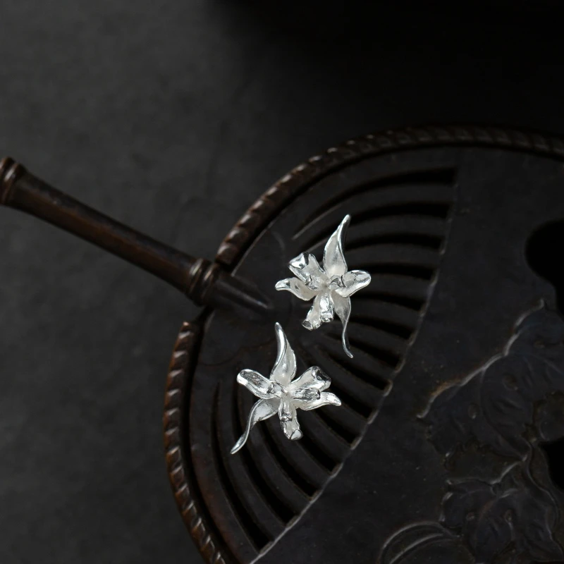 

Iris Flower Design Simple and Fashionable Classical Women's Earrings Retro Accessories