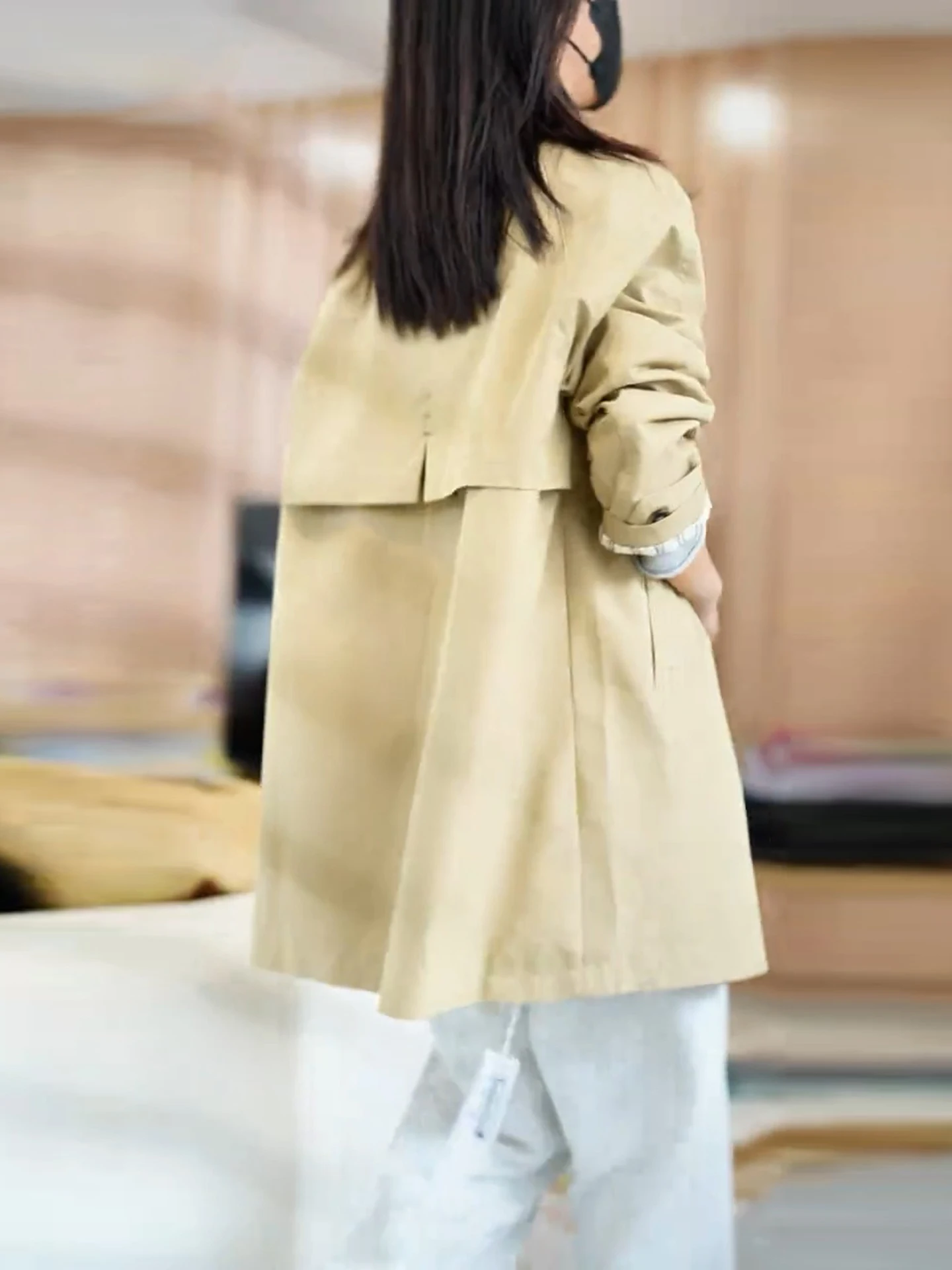 เสื้อโค้ทผู้หญิงแบบยาวปานกลาง สไตล์บริติเชียน รุ่นใหม่ ปี 2025 สำหรับฤดูใบไม้ผลิและฤดูใบไม้ร่วง คุณภาพสูง สวยงามมาก ไซส์เล็ก แฟชั่นทันสมัย