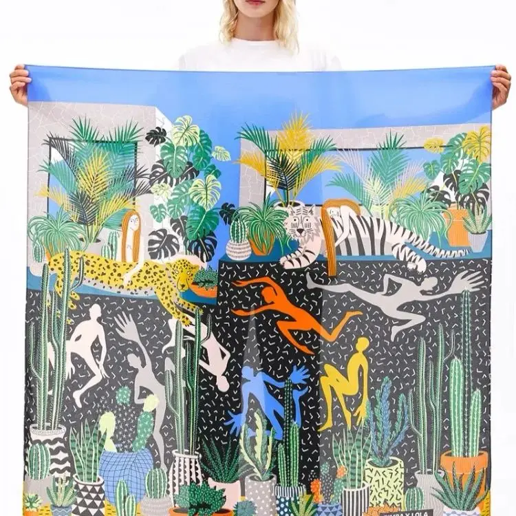 Pañuelo estampado de gran tamaño estilo español.
