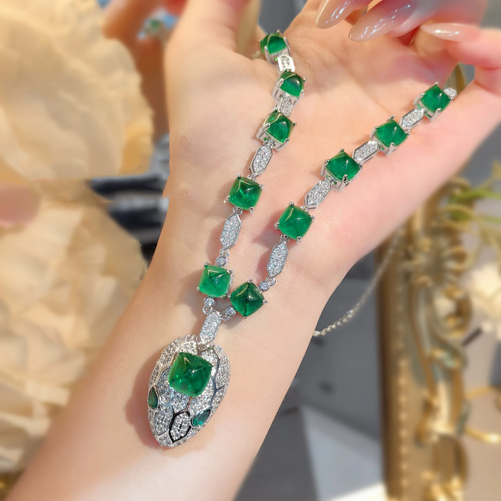 

New Classical Snake Design Sugar Tower Emerald Green Citrine Gemstone Luxury Mother Jewelry Women Necklaces