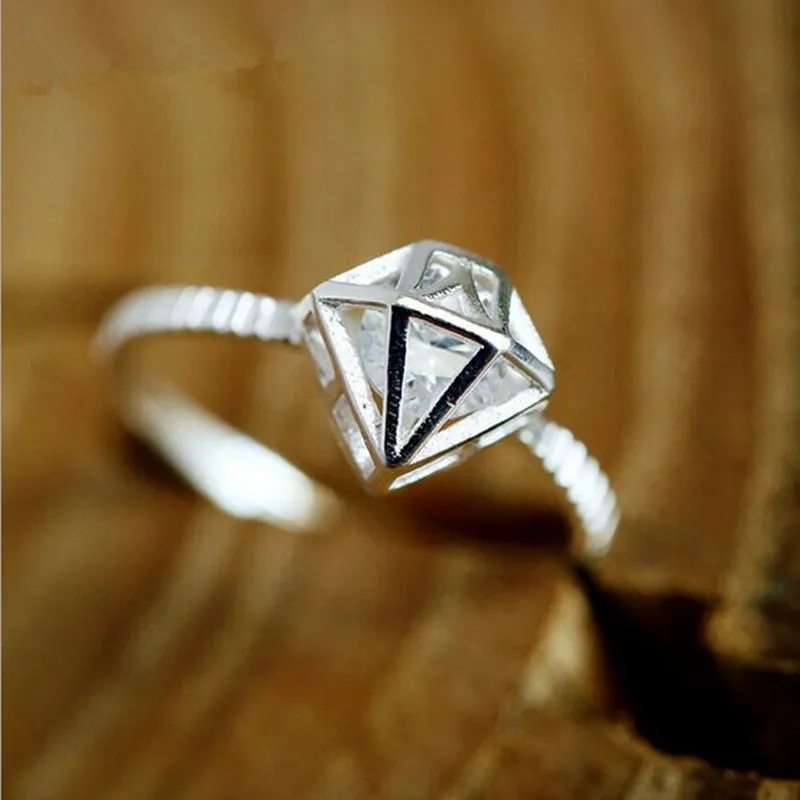 

Кольцо Открытое из серебра 925 пробы с кристаллами в виде короны