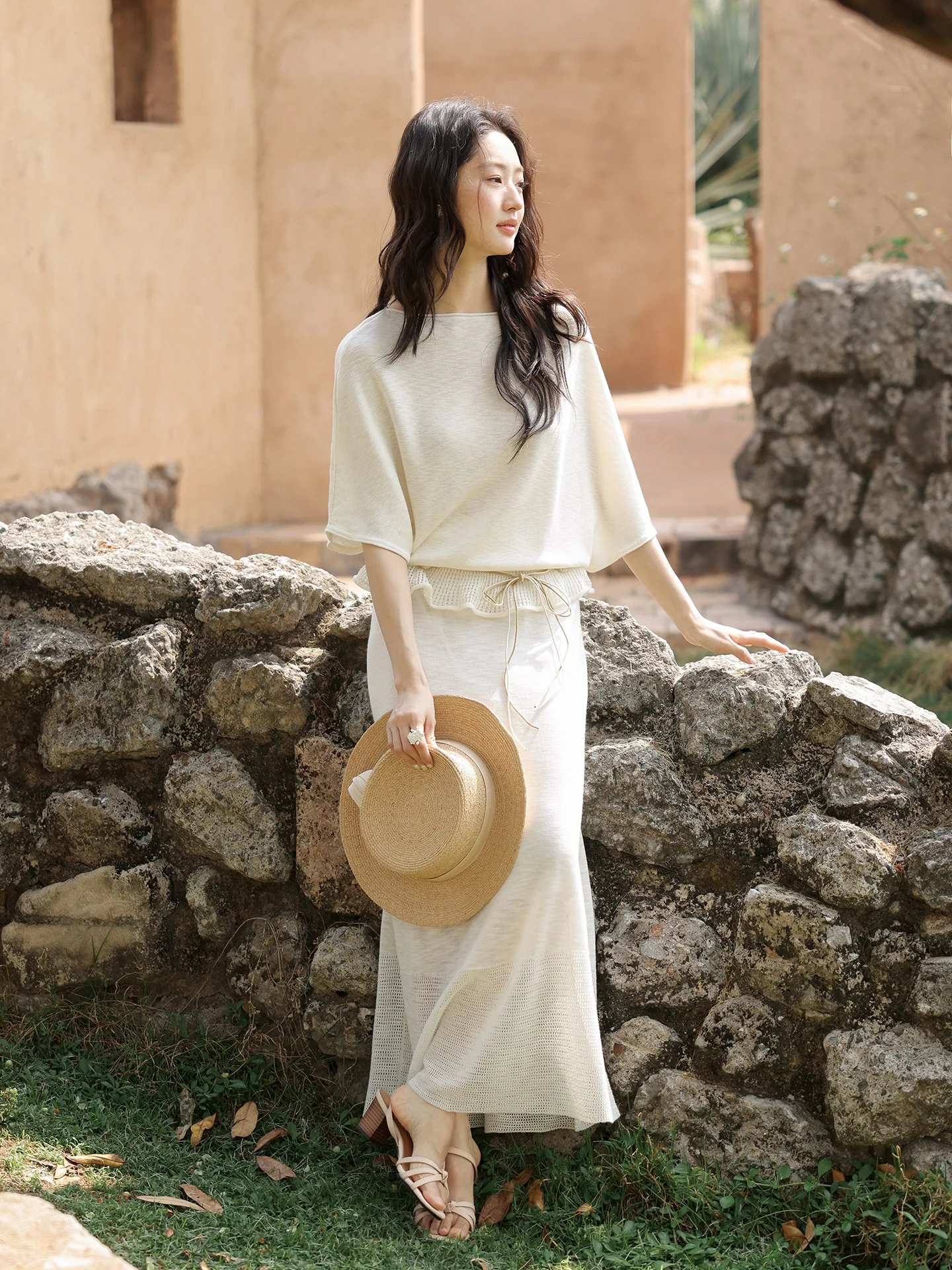 

Комплект Lyna Miss Lina: Элегантный топ с рукавами «летучая мышь» и юбка-полусолнце «Молочно-белый лотос» в нежном стиле с ажурными вставками