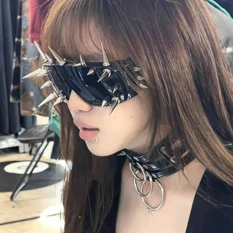 Steampunk Y2K Sonnenbrille mit großem Rahmen und Nieten für Damen und Herren, Vintage Punk Luxusmarke Designer Sonnenbrille Trend Einteilige Gläser