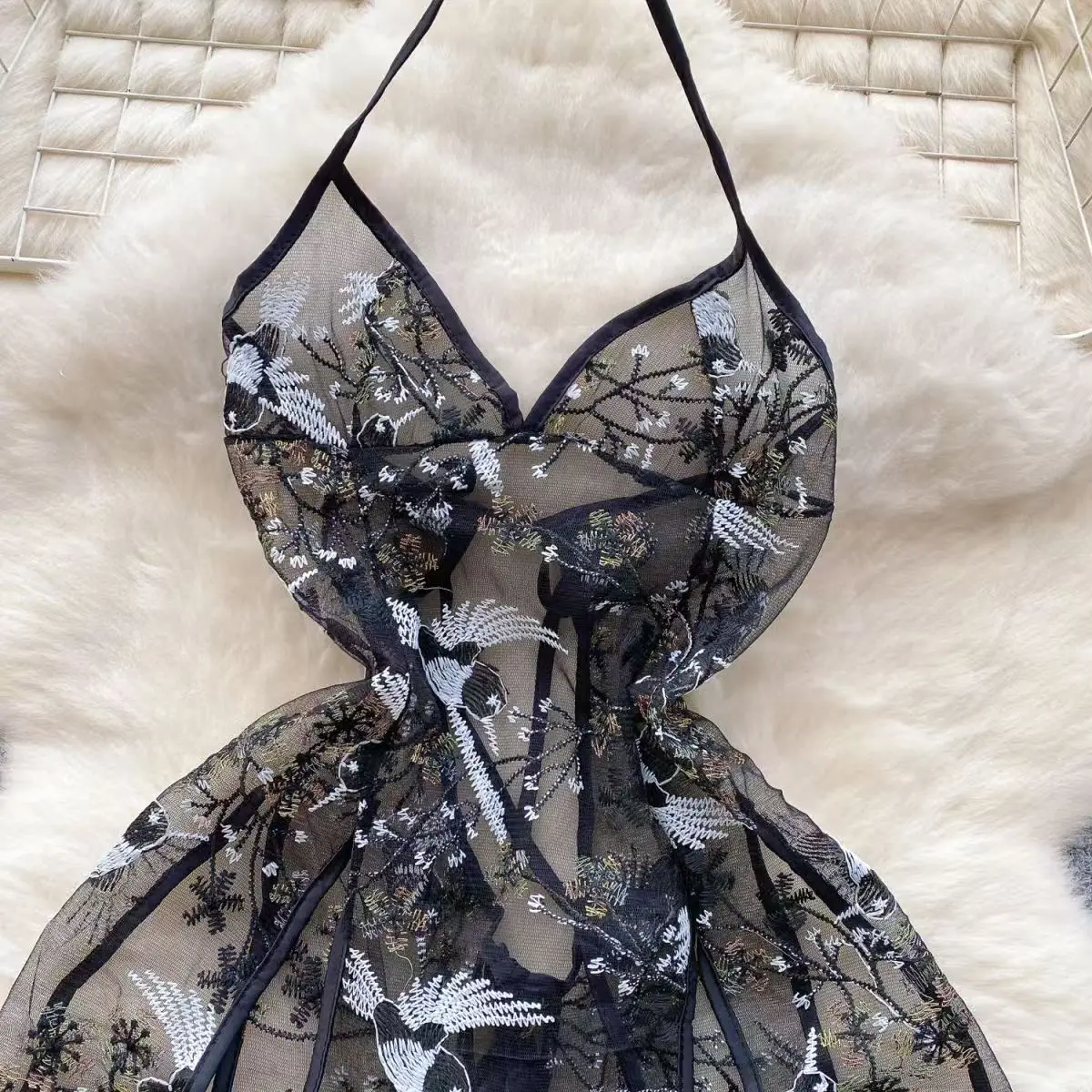 Halter-Kleid mit Kreuzriemen, Vogel-Stickerei, Mesh-Spitze, Patchwork, Schlitz, Unregelmäßig, Sexy, Ärmellos, Rückenfrei, Kurzes Kleid, Chic – Detail 3