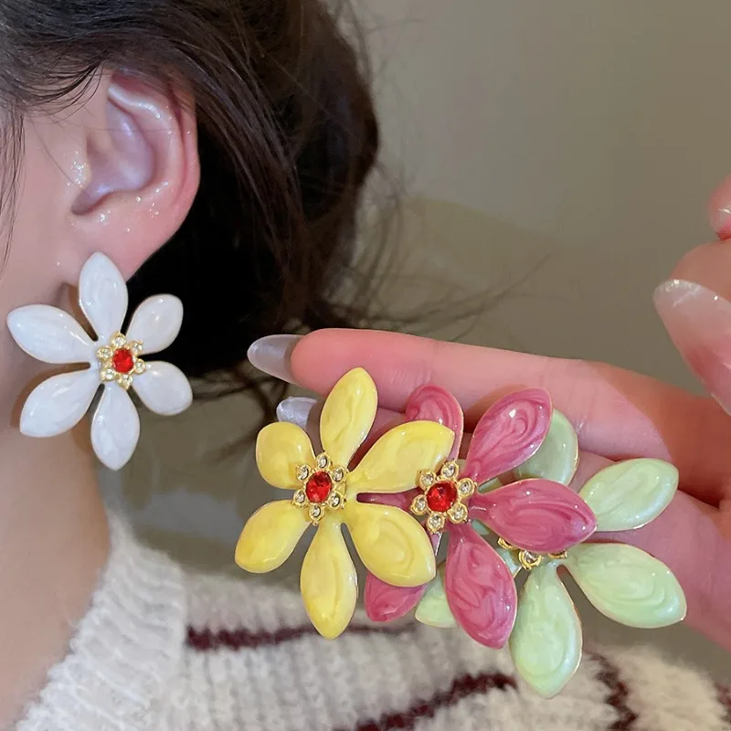 Übertriebene vergoldete Ohrringe aus Eisenlegierung für Damen, bonbonfarbene Emaille, Strass-Blumen, Party- und Feiertagsschmuck