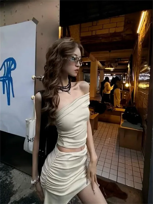 

Сексуальный летний комплект для девушек: топ с одним открытым плечом и коротким рукавом, асимметричная юбка с высокой талией, модный женский костюм из двух предметов.