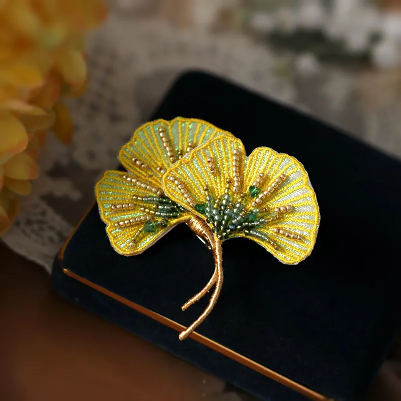 

Autumn Winter Vintage Stylish Ginkgo Leaf Embroidery Brooch for Women Elegant Cheongsam Corsage Pin Design Decorative Accessory
