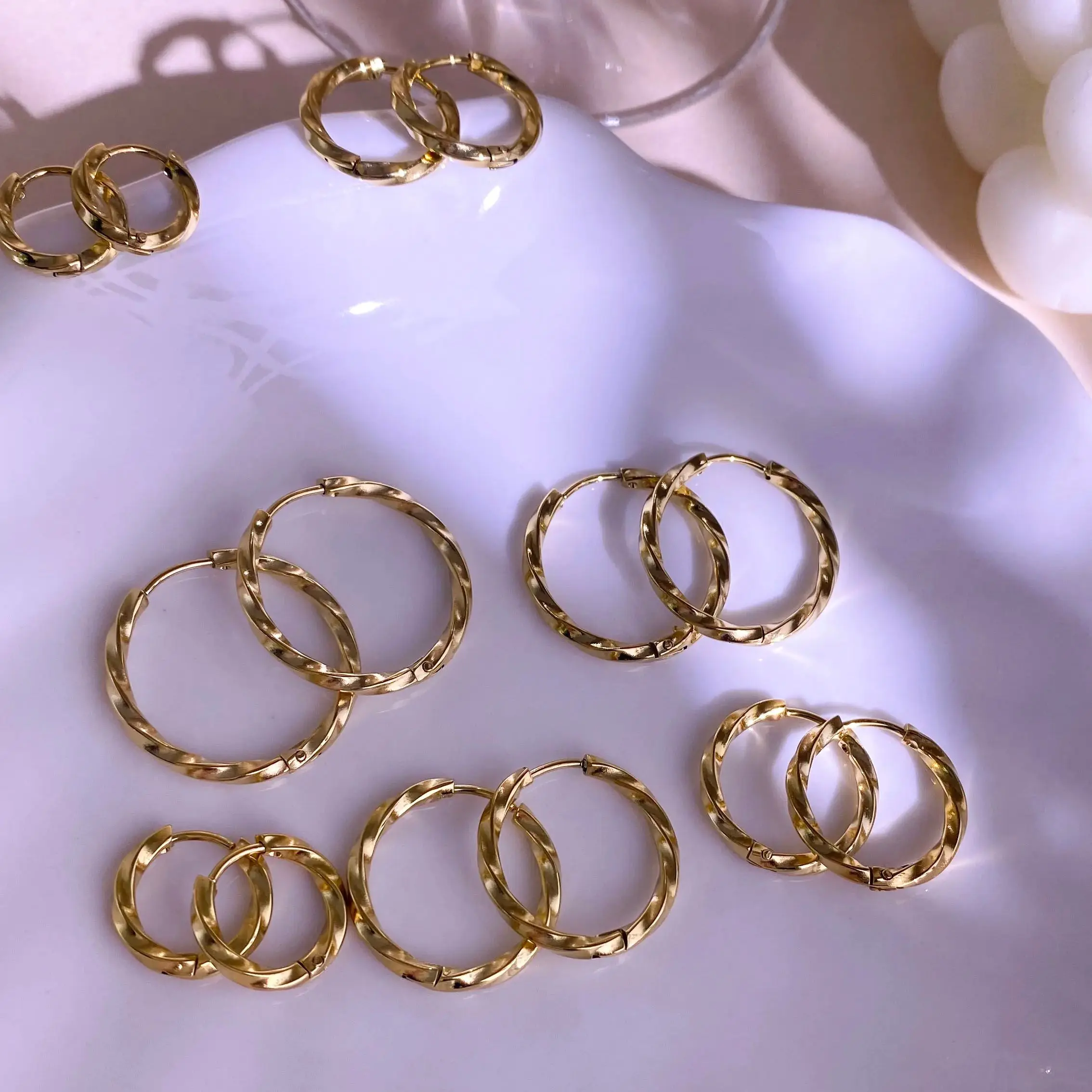 CARLIDANA Chic Simple boucles d'oreilles Ins Simple femmes mode boucles d'oreilles en acier inoxydable plaqué or torsadé cercle Huggies boucle d'oreille