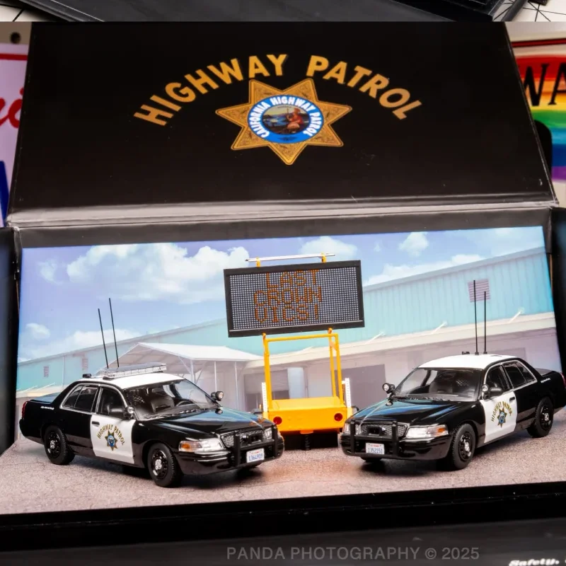 Rollin 1:64 Chp patrouille des routes de californie Victoria couronne Double voiture Pack voiture de Police jouet alliage matériel APA 2025 modèle d'exposition