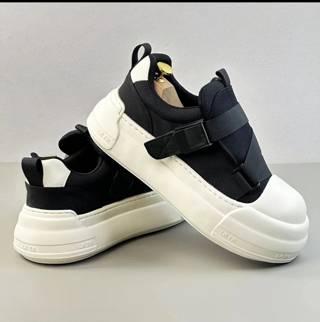

Spring Autumn New Mens Casual Shoes Fashion Anti Skid Wear Resistant Sports Sneakers Thick Sole Fashion Breathable Mesh Footwear