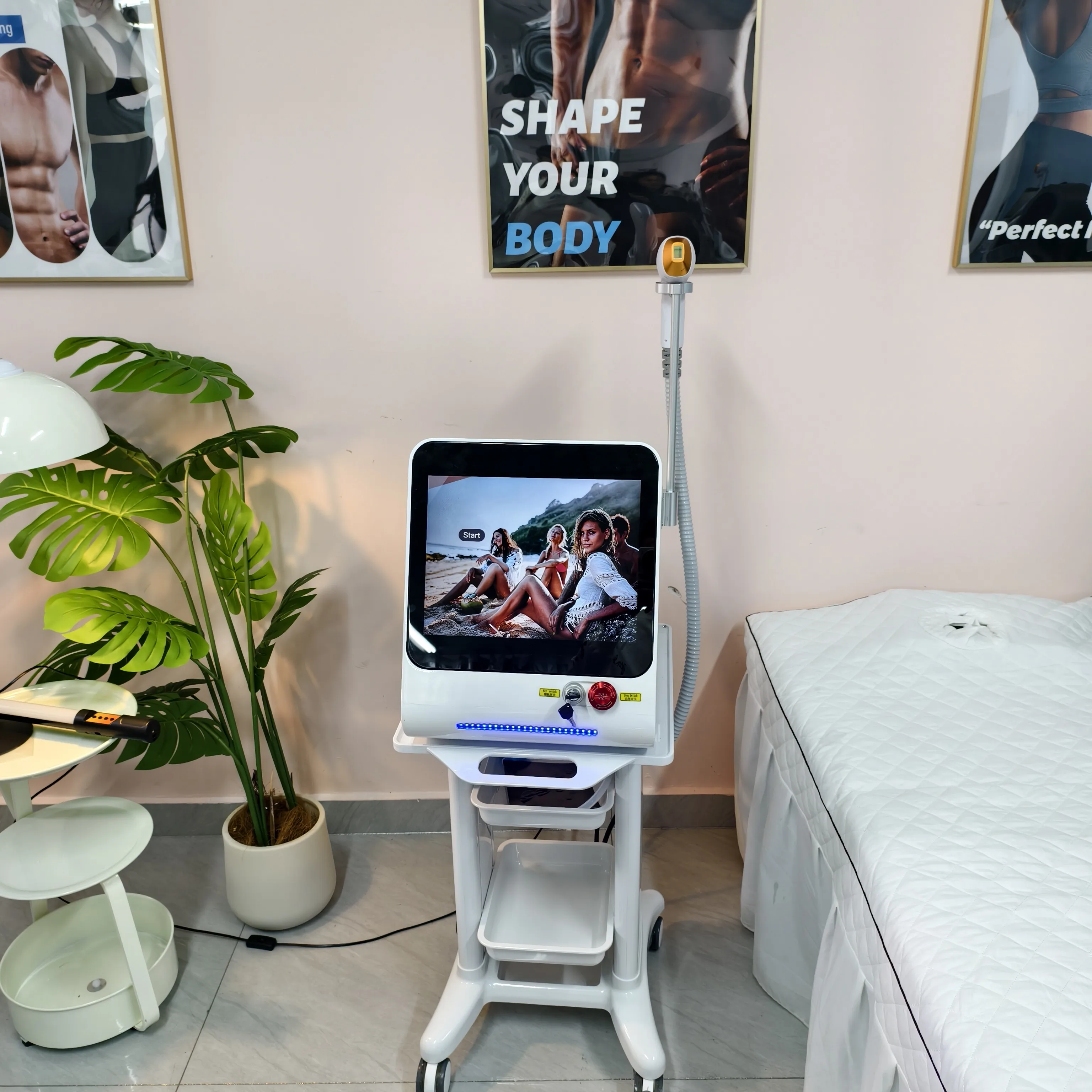 755 808 1064nm 3 الطول الموجي ديود آلة إزالة الشعر بالليزر غير مؤلم تخفيض الشعر الدائم لجميع أنواع البشرة