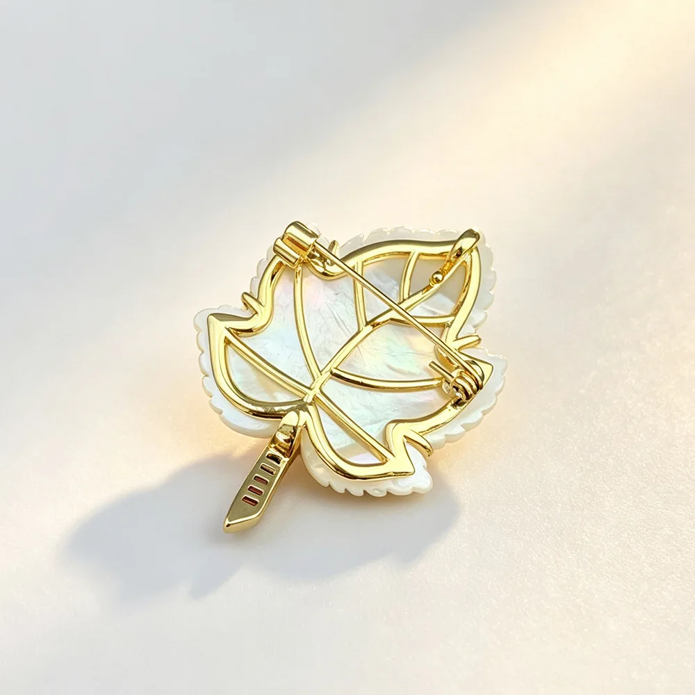 French Retro White Fritillaria Zircon Maple Leaf Brooches for Women Exquisite Temperament Suit Coat Accessories Pins