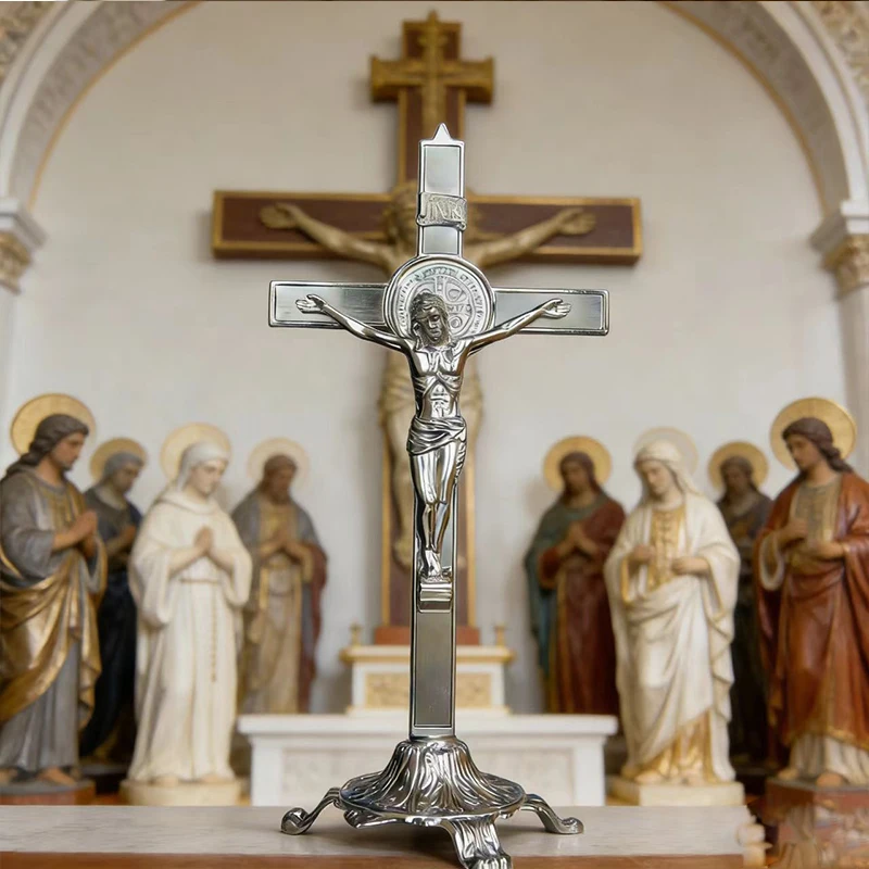 Neues hochwertiges, versilbertes katholisches St.-Benedikt-Kruzifix mit verziertem Sockel, stehendes Kreuz für den Gottesdienst auf dem Tisch und die tägliche Andacht. – Detail 13