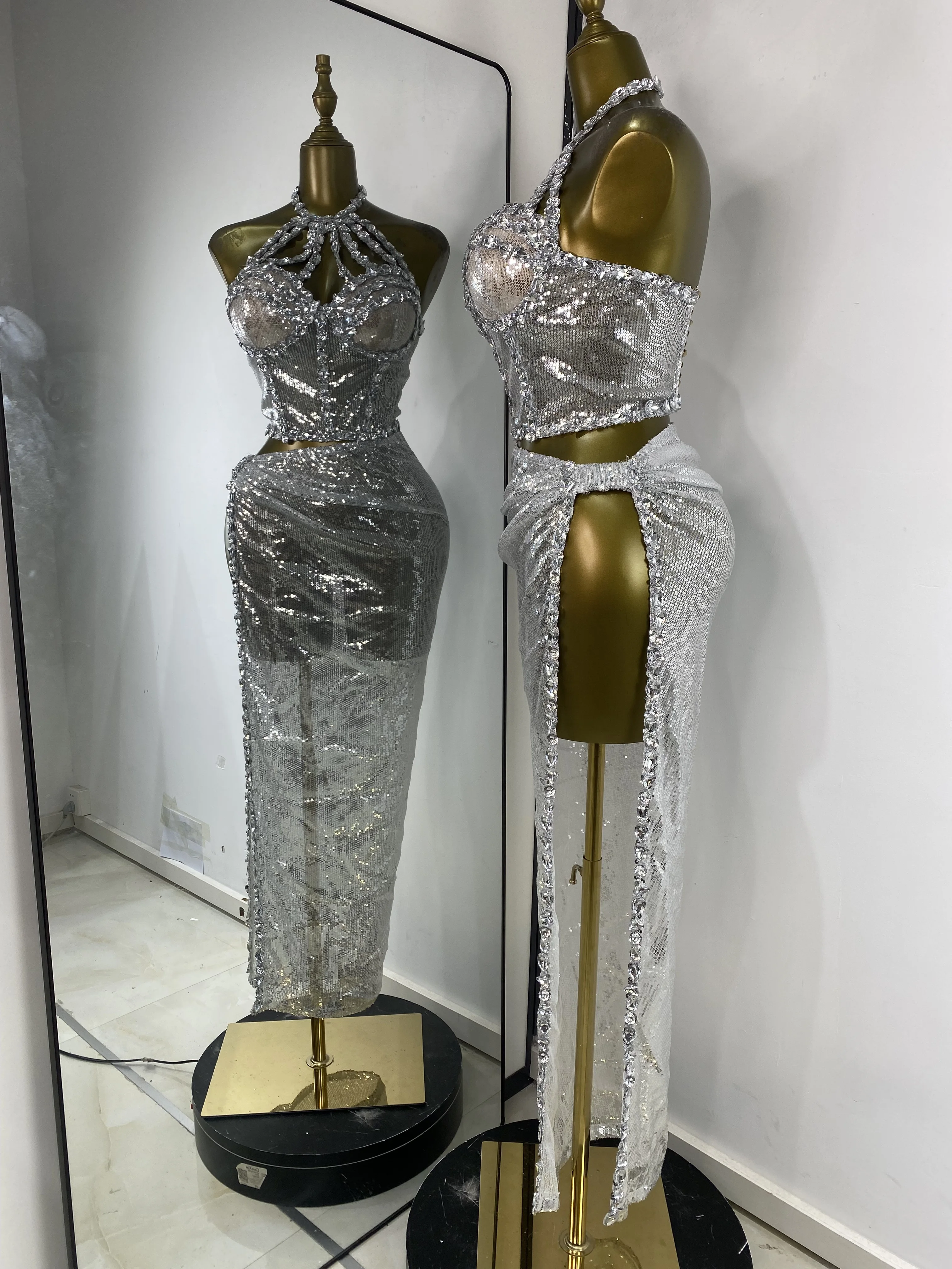 

Женский серебряный Y2K тема, вечерние наряды, бюстье с лямкой на шее и кристаллами, корсет, топ, юбка с открытыми штанинами, комплекты из 2 предметов, костюмы для выступлений