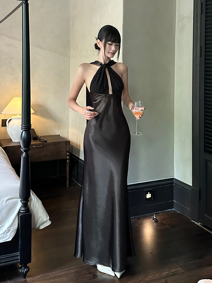 REDDACHiC 스카프 넥 블랙 파티 드레스 여성 새틴 스티치 할로우 홀터 바디콘 이브닝 드레스 칵테일 파티 럭셔리 섹시 의류