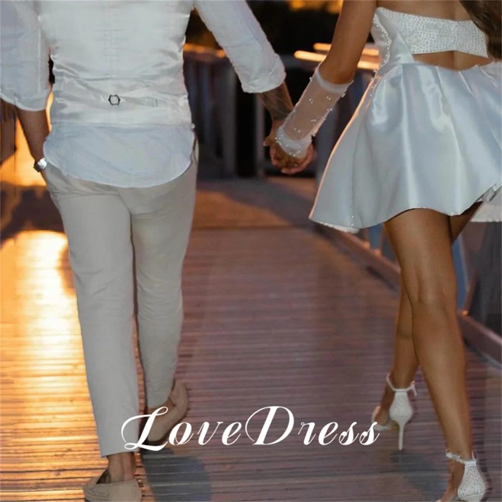 Love Beach-Mini vestido de novia sin tirantes con perlas y manchas, vestido de novia de línea a encantador por encima de la rodilla, sin mangas, cuello Barco, sin espalda, con cordones