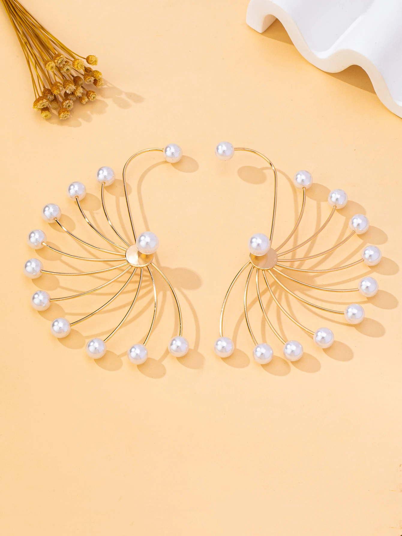Pearl Fan-Shaped Ear Clip Earrings, No Piercing Needed, Metal Line Wrapped Ear Clips, Exaggerated Dangle Earrings for Women, Party and Wedding Fashion Accessories