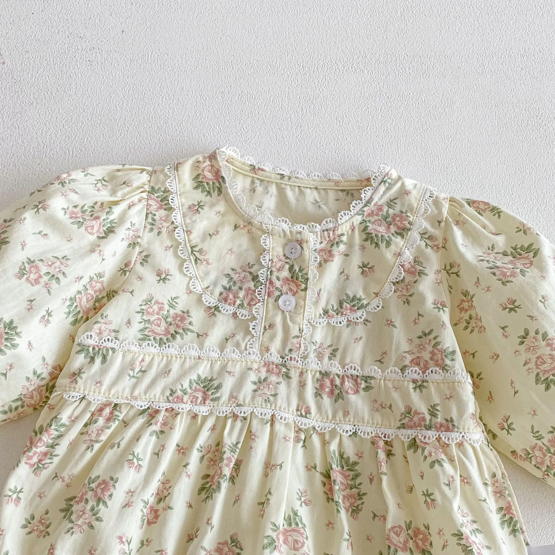 Ins طفلة 2026 ملابس الربيع النسخة الكورية حقيبة الطفل ضرطة الملابس الأزهار بذلة الدانتيل طوق فستان الأميرة بأكمام طويلة