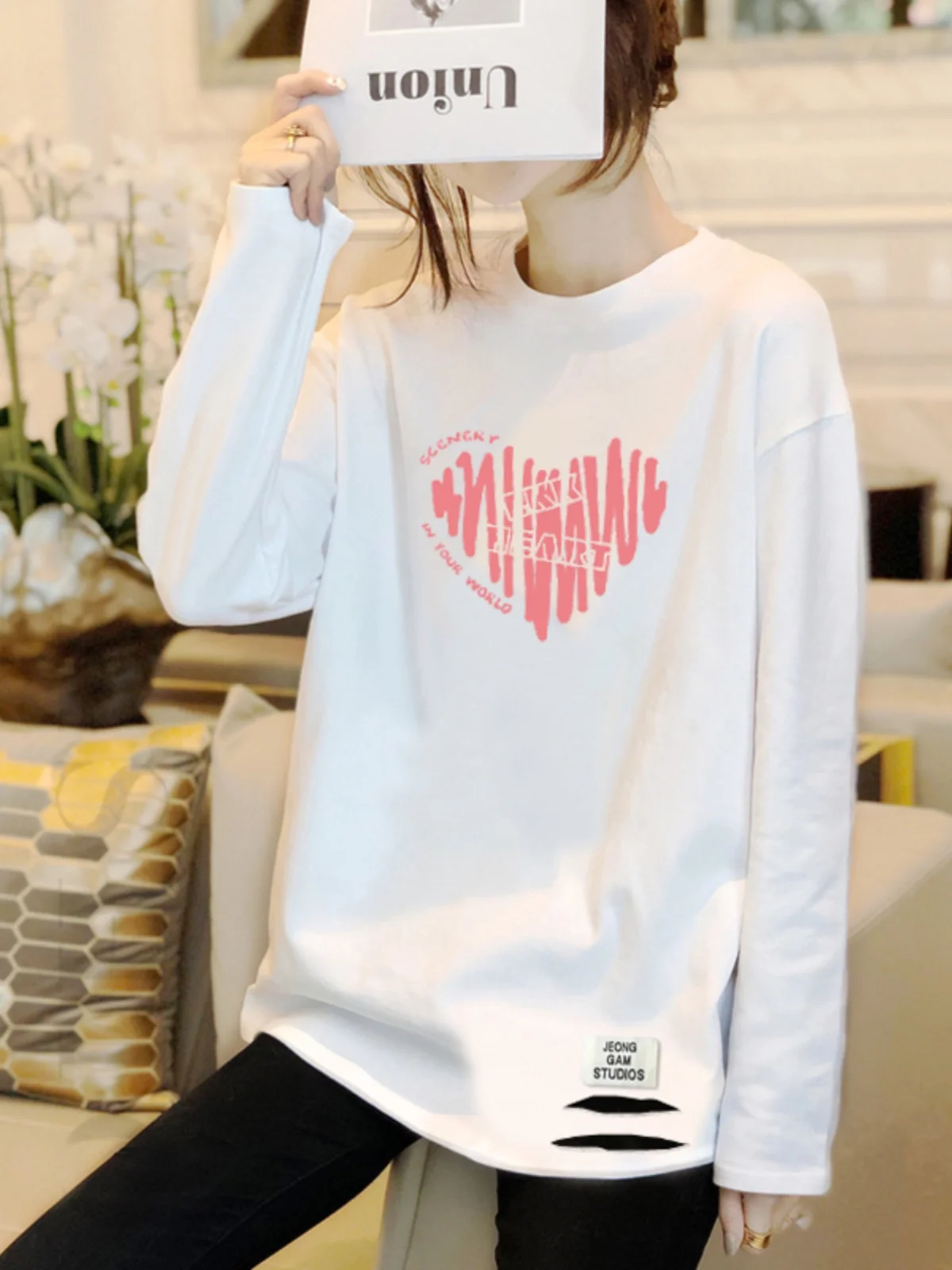 เสื้อยืดไซส์ใหญ่สำหรับผู้หญิง แขนยาว สไตล์ยุโรป แบบเจาะรู ใส่เป็นเสื้อตัวใน ฤดูใบไม้ผลิ ฤดูใบไม้ร่วง ทรงหลวม ปิดสะโพก