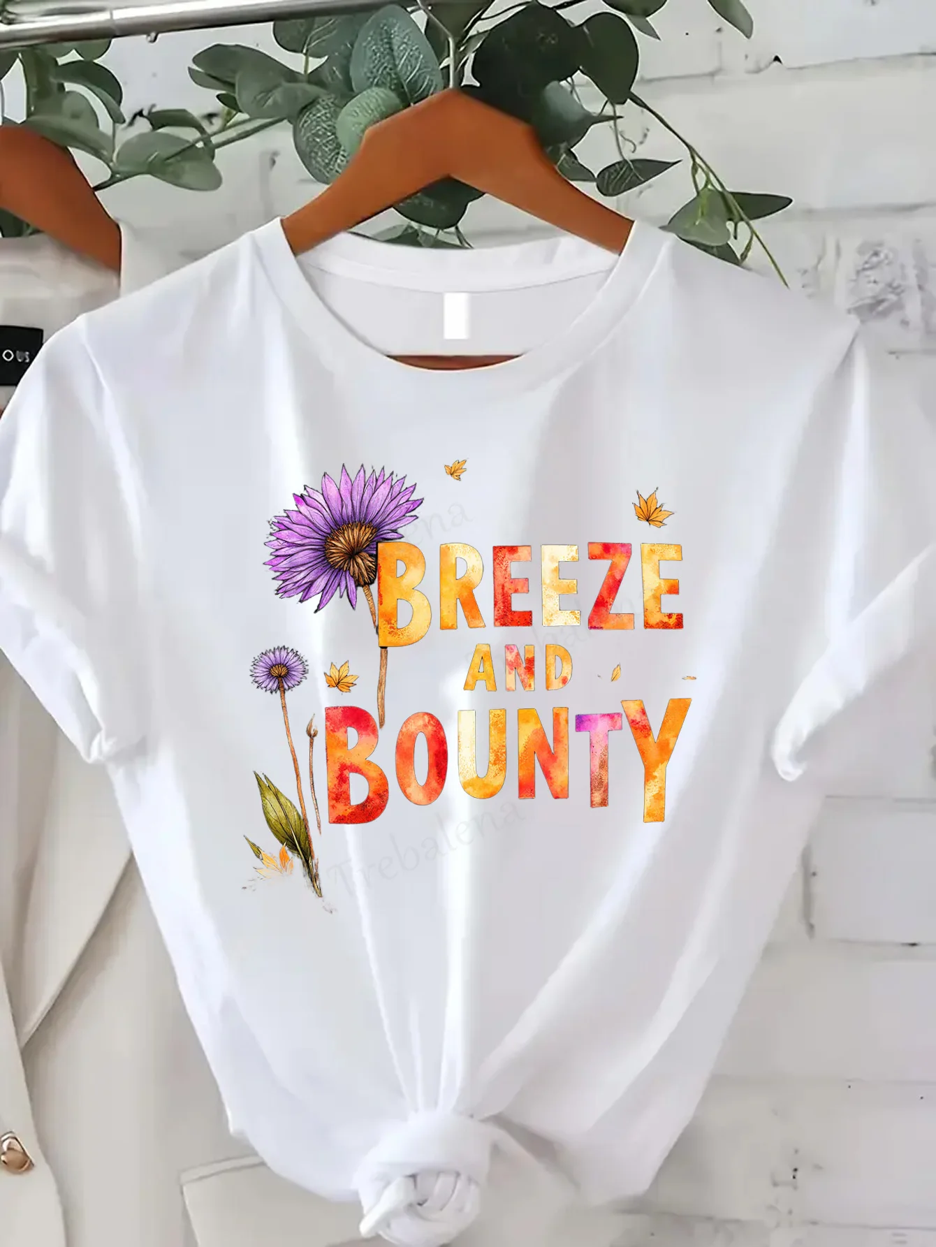 

Удобная женская футболка с принтом «Женская футболка с цветочным принтом «Breeze and Bounty»