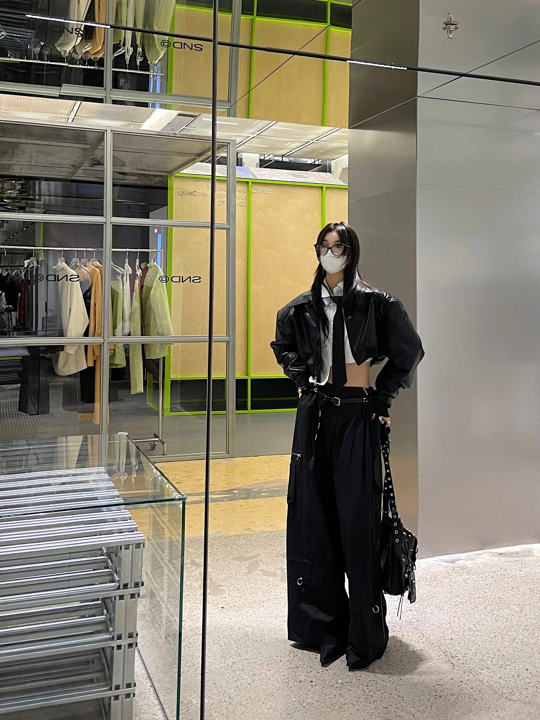 PUレザー製レディースジャケット、スリーブデザイン、ブラックアウターウェア、ファッショナブルな通勤用、長袖ジッパー付き