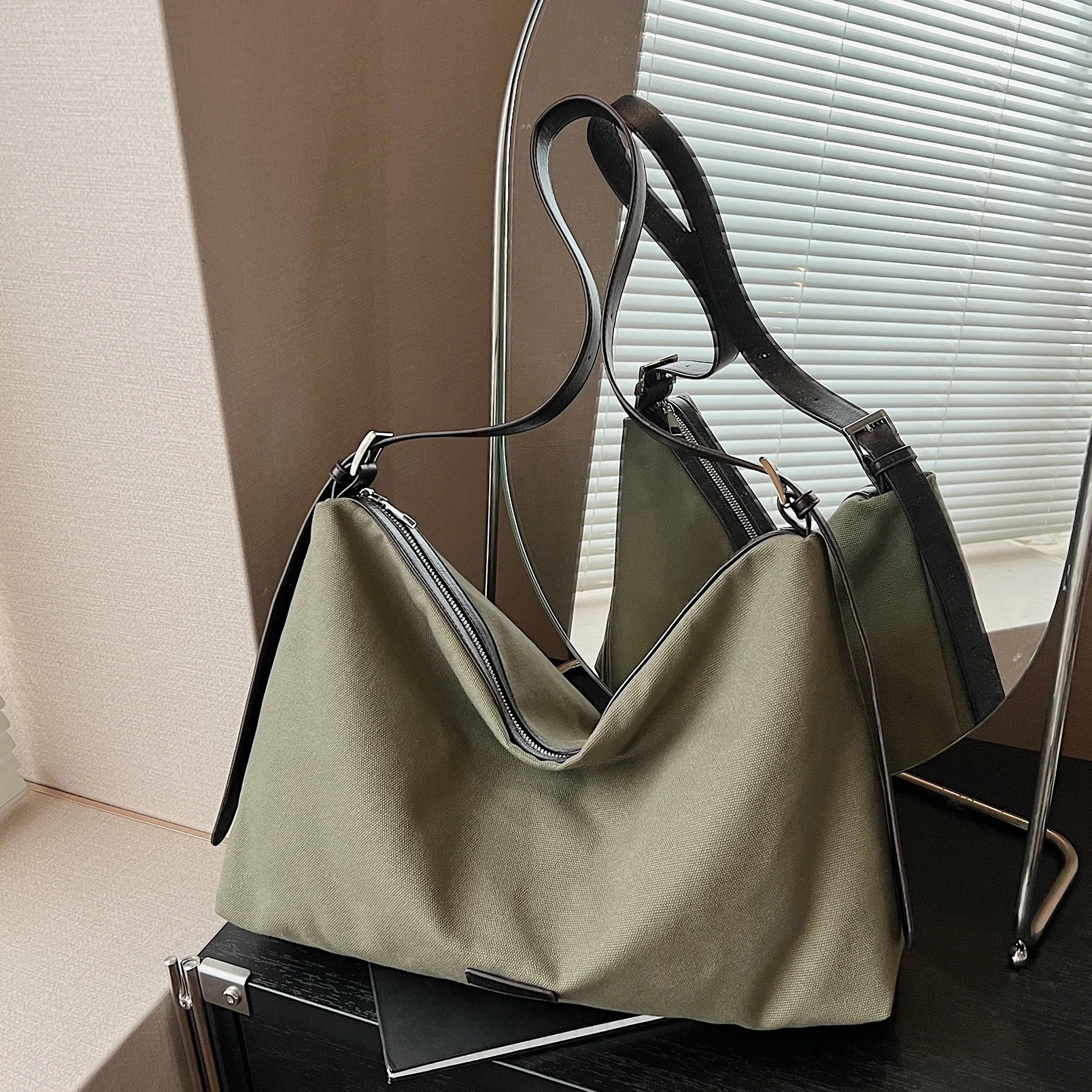 

2025 Lightweight Canvas Tote Bag for Women Minimalist Shoulder Crossbody Purse Fashionable Handbag