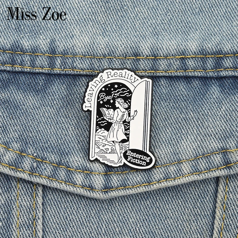Verlassen der Realität Emaille Pins Benutzerdefinierte Betreten Belletristik Lesen Broschen Revers Abzeichen Kleidung Punk Schmuck Geschenk für Freunde