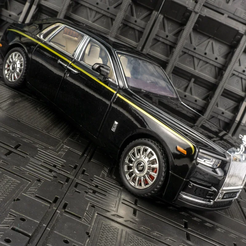 1:20 Large Rolls-Royce Phantom Alloy Car Model has simulated sound and lighting functions doors on both sides that can be opened