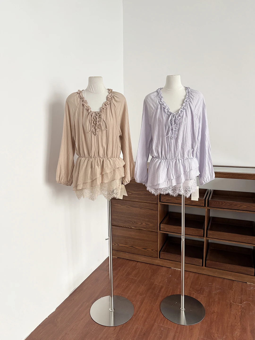 

Elegant V-Neck Lace Trim Shirt Women's Summer Fashion Tie Waist Long Sleeve Poly Fiber Versatile Top Gentle Breeze Wood Ear