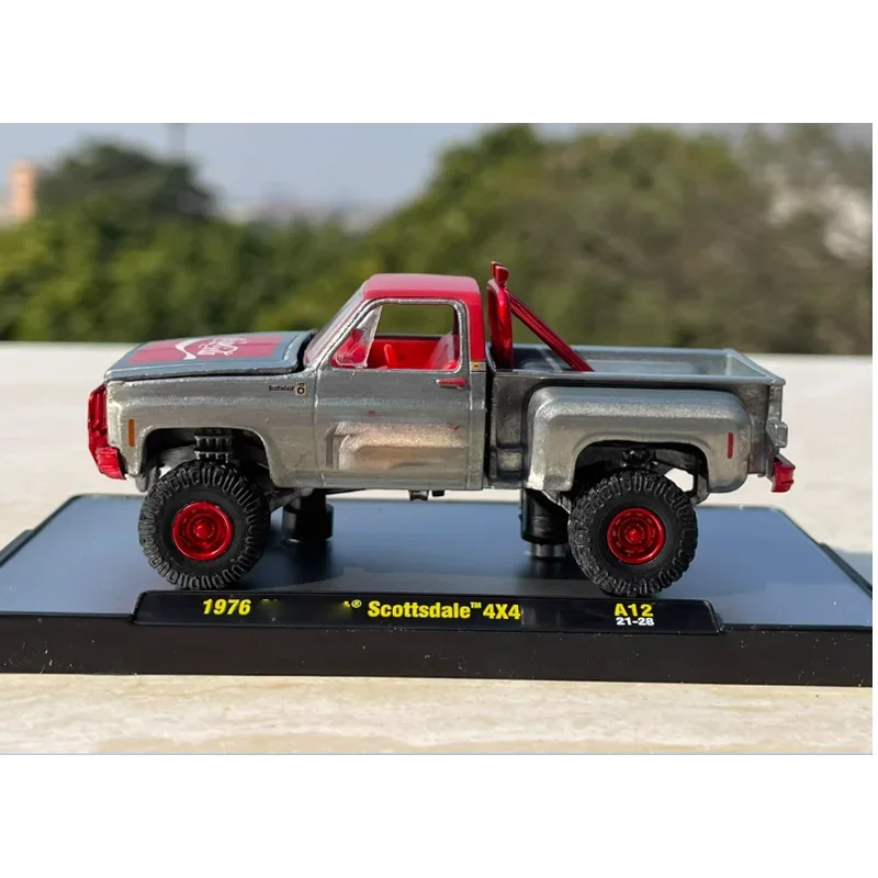 Diecast Scale 1:64 Chevy SUV  Alloy Car Model Metal Vehicle Decoration Gift Collection Display