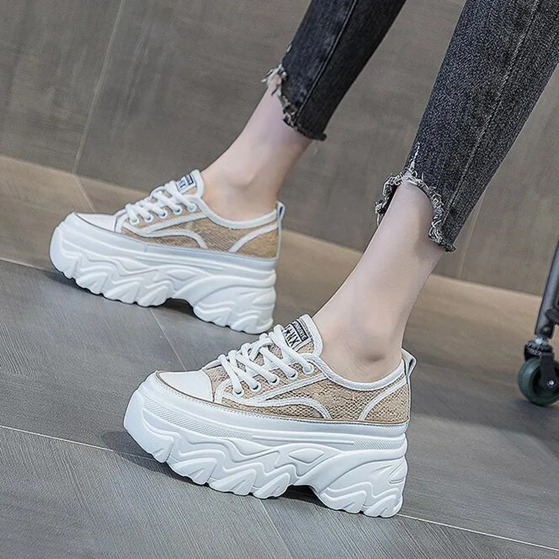 

Новые женские модные кроссовки на платформе из натуральной кожи с воздушной сеткой, 9 см, дышащие летние повседневные туфли на скрытом каблуке 2023 г.