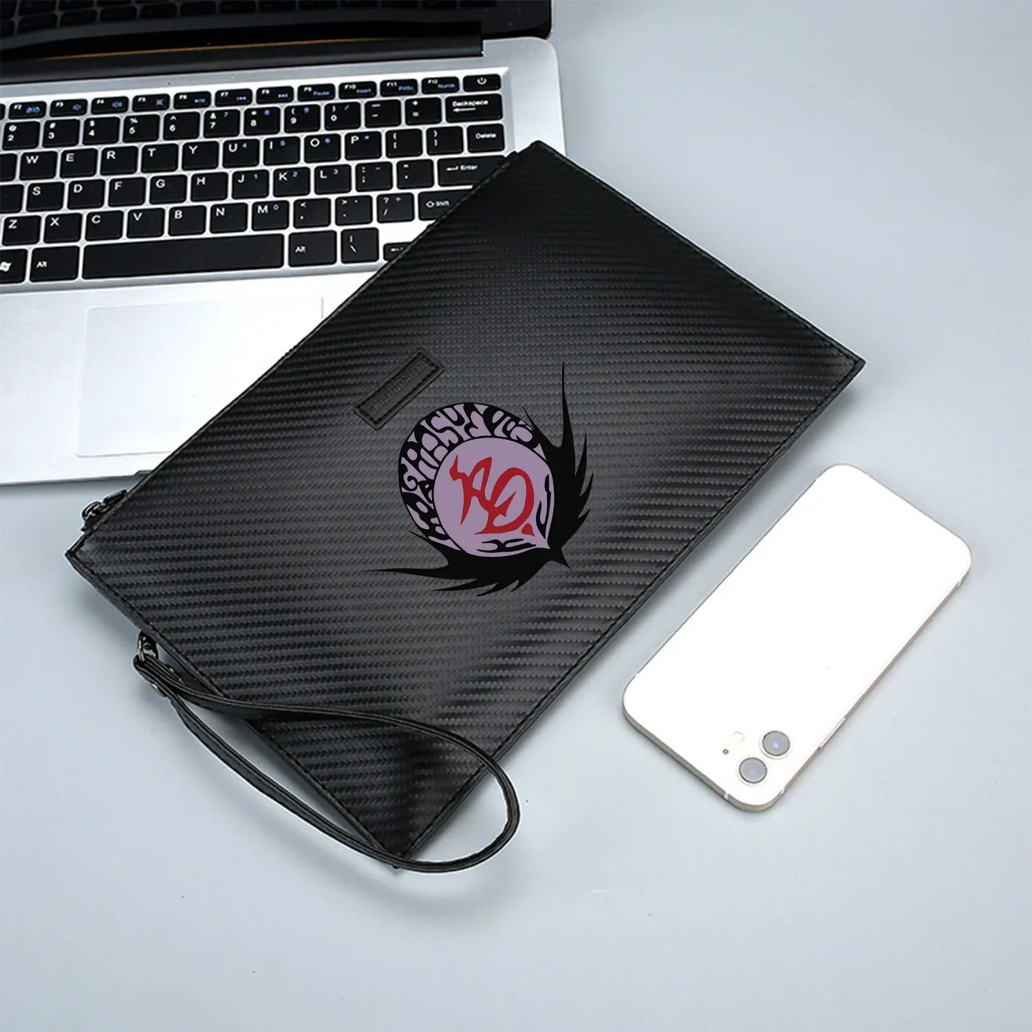 رمز أحمر داخل شكل بيضاوي أجنحة سوداء حقيبة يد رجالية أنيقة مطبوعة من البولي يوريثان عصرية وعملية للحمل اليومي