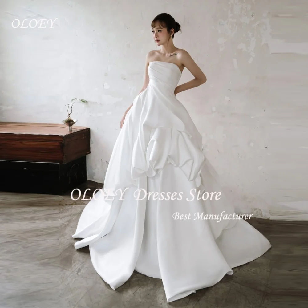 Oloey 2026 personalizado bonito vestidos de noiva em camadas sem alças coreia princesa vestidos de casamento cetim marfim sem mangas ruched