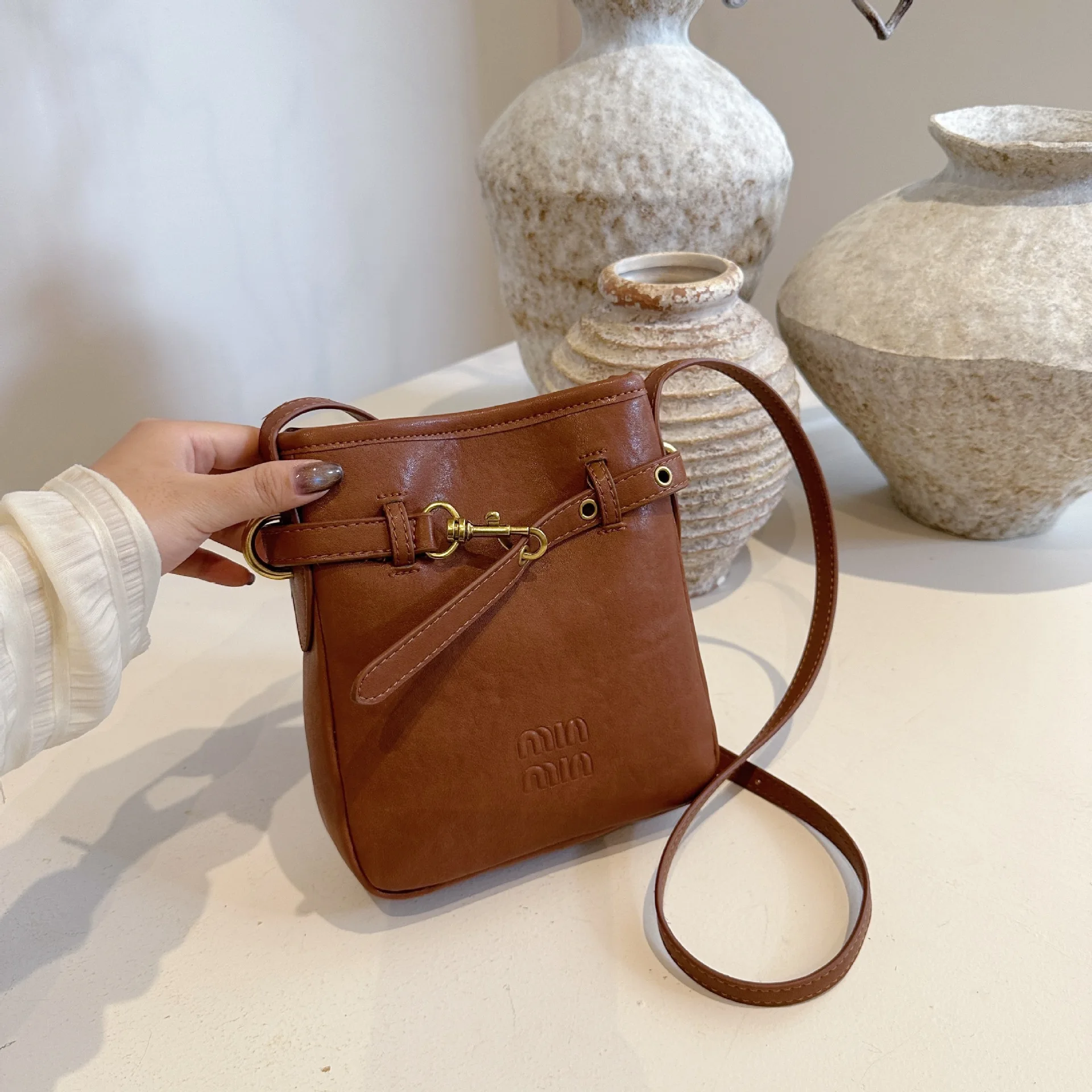 

2025 Autumn New Medieval Shoulder Bag Women's Simple Temperament Underarm Bag Commuting Versatile Messenger Bag