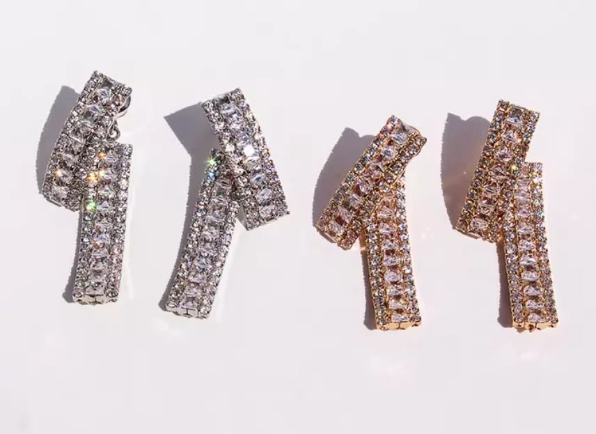 حلق هندسي ماسي فريد وبسيط وعالي الجودة من الزركونيا المكعبة يمكن ارتداؤه بطريقتين.