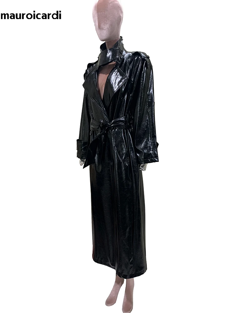 Mauroicardi 가을 여성을위한 엑스트라 롱 반짝 이는 반사 핑크 Pu 가죽 트렌치 코트 더블 브레스트 유럽 패션 오버 코트