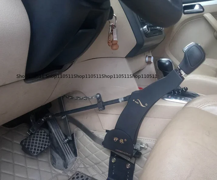 

Портативный комплект для управления автомобилем с правым рулем, позволяющий управлять тормозом и педалью газа вручную.