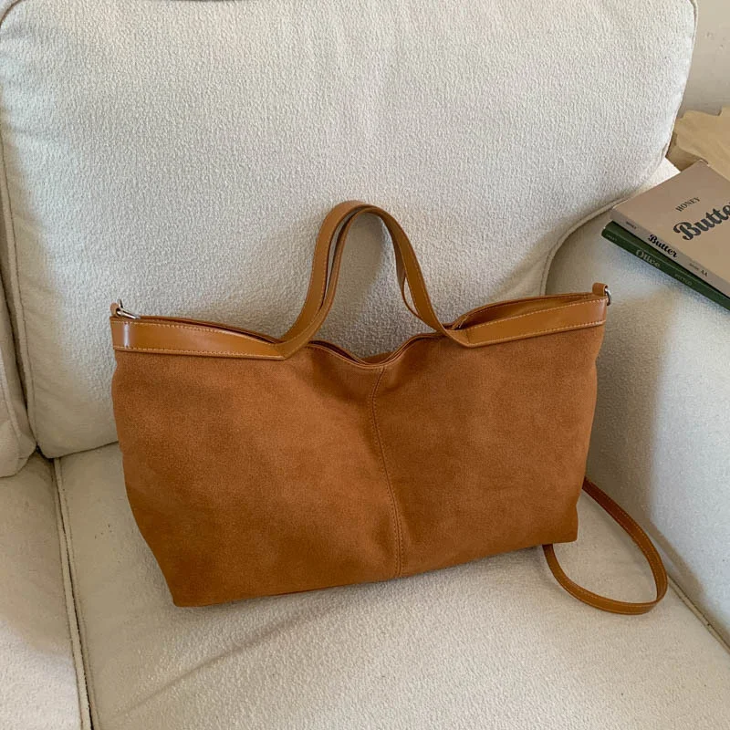 Große Umhängetasche mit Struktur, mattiertem Finish und Reißverschluss, Schultertasche, einfarbig, weiches, mattes Wildleder, Boston-Tasche, schlichter Stil. – Detail 28